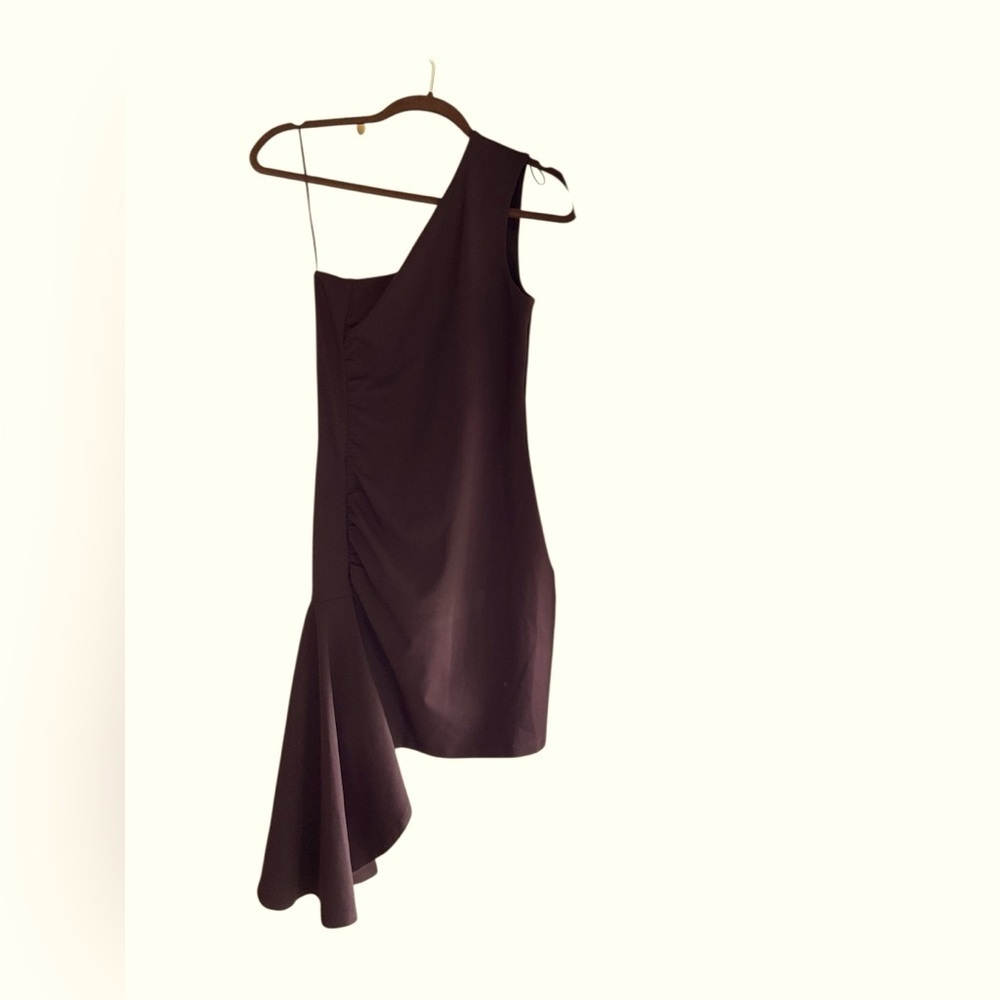 Susana Monaco Elegant Brown One Shoulder Body con Asymmetrical Dress​​​​